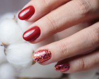 Adeus esmalte descascado: depois que aprendi esses truques lavo a louça sem luvas e as unhas duram mesmo assim