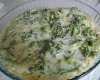 Espaguete ao molho branco com brócolis