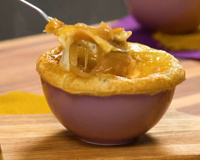 Essa sopa de cebola com massa folhada do TudoGostoso virou meu jantar favorito nos dias frios: cremosa, quentinha e com gosto de abraço