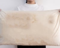 Aqui está o truque do TudoGostoso para lavar travesseiros amarelados e deixá-los brancos e limpos novamente usando itens domésticos baratos