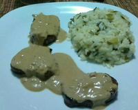 Filé mignon ao molho de mostarda com risoto de alho-poró