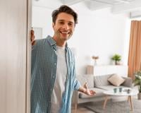 Sou arquiteto e recomendo portas sem moldura: "Elas são melhores do que as portas tradicionais e proporcionam mais espaço"