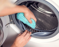 "O bicarbonato e o vinagre não servem": especialista revela o que realmente funciona pra limpar sua máquina de lavar e como prolongar a vida útil do eletrodoméstico