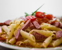 Macarrão com calabresa na panela de pressão