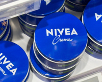 Eu nunca teria pensado em reutilizar latas vazias de Nivea para fazer organizadores de cozinha: elas ficam lindas