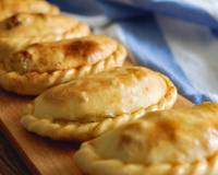 Empanada com massa de pastel: um preparo mais PRÁTICO e FÁCIL que conserva o sabor tradicional