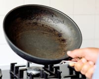 Limpar o fundo da panela queimada não precisa ser difícil, basta saber esse truque com ingredientes que você já tem em casa
