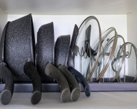 7 dicas práticas e baratas para organizar os armários de potes e panelas