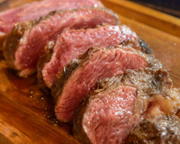 Carne malpassada tem sangue? Descubra o que é líquido vermelho na proteína