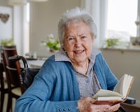 Mulher feliz aos 100 anos: "As pessoas esperam que eu diga que gosto de fazer exercícios e de comer de forma saudável, mas também adoro vinho e chocolate. Adoro estar viva e amo tudo o que faço e vejo"