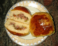 Pão de batata recheado com mortadela