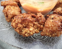 Iscas de frango empanadas com amendoim