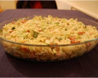 Salada de macarrão colorida