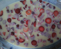 Bombom de morango na travessa