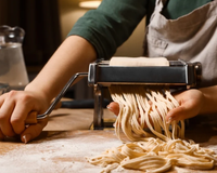 Massa fresca em casa quando quiser: máquina de macarrão 3 em 1 sai por menos de R$ 100