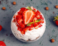 Sobremesa de última hora para o Natal? Tá na mão! Esse merengue de morango leva só 4 ingredientes, fica pronto em 15 minutos e é uma delícia