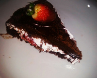 Bolo de chocolate com morango