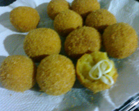 Bolinho de milho recheado com queijo parmesão