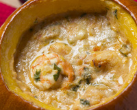 Camarão na moranga é uma receita de rico tão fácil que você pode fazer em casa e fica espetacular