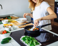Cozinha para iniciantes: guia do TudoGostoso traz 8 dicas essenciais para quem nunca cozinhou