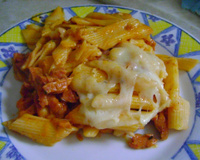 Penne com tirinhas de calabresa defumada ao molho branco e vermelho