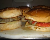 Hambúrguer com cebolas empanadas