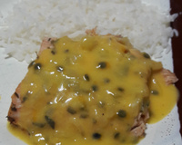 Salmão no forno com calda de maracujá