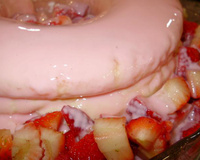 Bolo pudim de iogurte com morangos