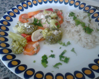 Salmão assado com leite de coco e legumes