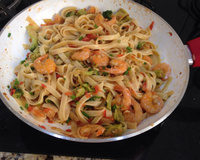 Macarronada com camarão e brócolis