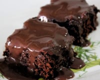 Adeus, bolo seco: aprenda essa receita de bolo de chocolate quente que derrete na boca e não precisa de batedeira!