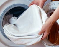 Uma xícara desse ingrediente vai deixar suas roupas brancas como novas, mas é preciso usar do jeito certo