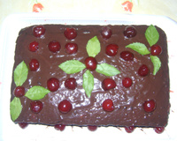 Bolo de chocolate com cereja banhado ao vinho e calda de cereja