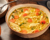 Mais gostosa que canja de galinha e caldo verde: eu como essa sopa de uma vez só, receita com frango simples e rápida da culinária lituana