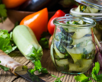 Receita de caponata de abobrinha fácil é o aperitivo perfeito para você sair da rotina