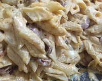 Penne com tirinhas de calabresa defumada ao molho branco e vermelho