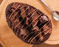 Ovo de Páscoa de brownie com pedaços do bolo por cima