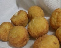 Bolinho de arroz com pernil desfiado
