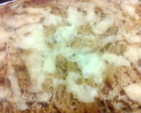 Macarrão ao molho rosé com queijo e presunto