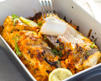 Cozinheiros concordam: para manter o peixe assado suculento, basta colocar um recipiente com água dentro do forno
