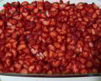 Bolo de morangos na travessa