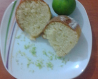 Bolo simples com raspas de limão