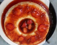 Manjar com calda de morango