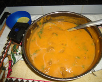 Caldo cremoso de mandioquinha salsa com carne de panela