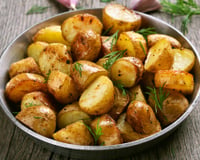 Especialistas em culinária concordam: "Batatas assadas no micro-ondas melhoram muito em textura e não ressecam se forem regadas com azeite e envoltas em filme plástico por 7 minutos na potência máxima."