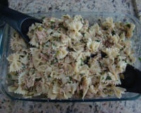 Farfale com atum, azeitona e azeite