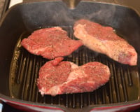 Cozinheiros profissionais concordam: o segredo para o bife não juntar água na frigideira está em apenas um detalhe antes de ir ao fogo