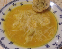 Caldo de legumes com capeletti