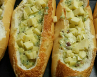 Baguete recheada com bacon e queijo