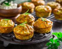 Bolinho de quinoa e abobrinha é o melhor lanche saudável que você vai ver hoje: receita fácil e as crianças se deliciam!